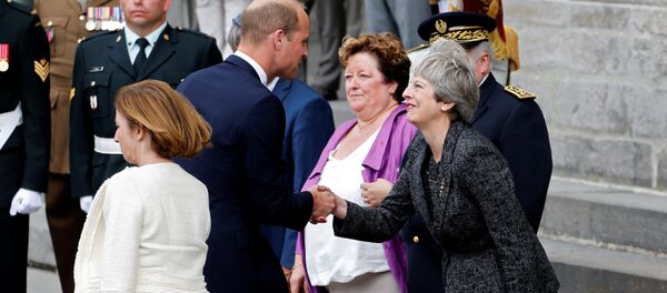 Улуу Британиянын премьер-министри Тереза Мэй ханзада Уильям менен учурашкан учурунда тартылган сүрөт Улуу Британиянын премьер-министри Тереза Мэй ханзада Уильям менен учурашкан учурунда тартылган сүрөт - Sputnik Кыргызстан