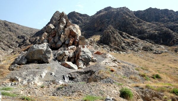 Треснувшая скала на горе Керме-Тоо в Оше - Sputnik Кыргызстан
