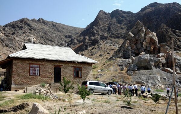 Треснувшая каменная порода на горе Керме-Тоо в Оше представляет угрозу для жителей - Sputnik Кыргызстан