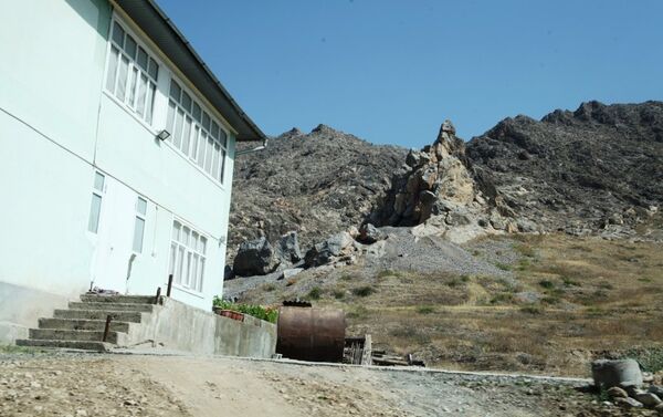 Он убедился, что большая часть горной породы покрылась трещинами, что угрожает безопасности людей, дома которых находятся на склоне горы. - Sputnik Кыргызстан