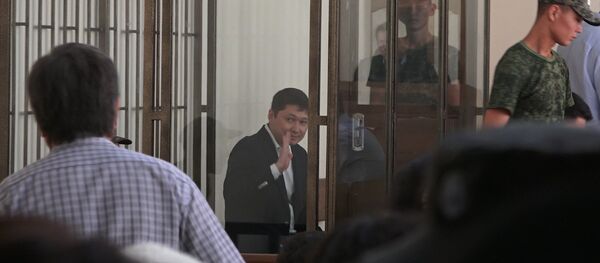 Сапар Исаков менен учурашууга умтулган жубайы. Сот залындагы видео - Sputnik Кыргызстан