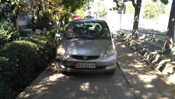 Водитель Honda Fit нарушает ПДД в Бишкеке - Sputnik Кыргызстан