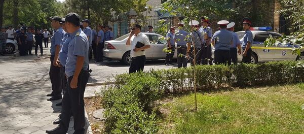 Оцепление милицией дома на улице Исанова в Бишкеке - Sputnik Кыргызстан