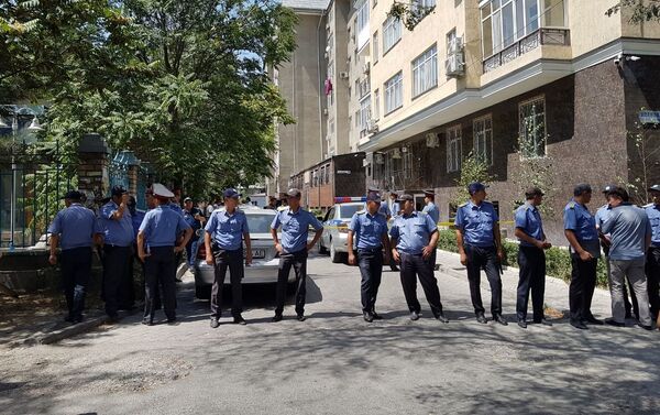 На улице Исанова в Бишкеке милиция выставила оцепление рядом с многоэтажным домом - Sputnik Кыргызстан