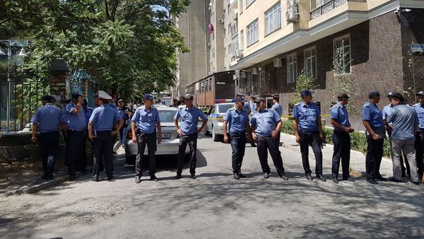 Оцепление милицией дома на улице Исанова в Бишкеке - Sputnik Кыргызстан