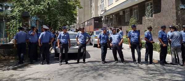 Оцепление милицией дома на улице Исанова в Бишкеке - Sputnik Кыргызстан