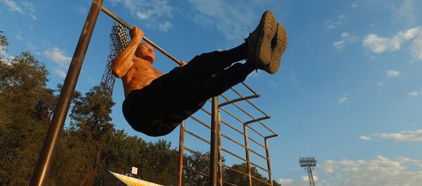 Турникте жаш жигиттей чимирилген 67 жаштагы Дамир Жунушов. Видео - Sputnik Кыргызстан