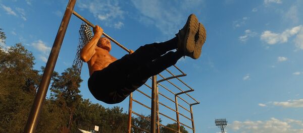 Телу этого бишкекского дедушки позавидуют многие фитоняшки-мужчины — видео - Sputnik Кыргызстан