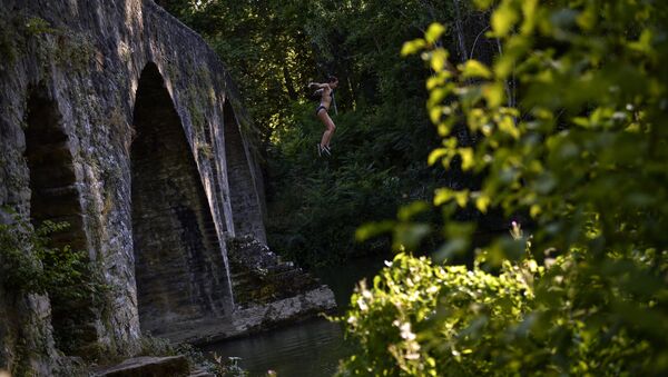 Девушка прыгает с моста в воду. Архивное фото - Sputnik Кыргызстан