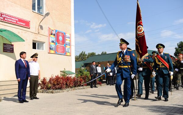 Премьер-министр Мухаммедкалый Абылгазиев вручил ключи от новых квартир сотрудникам Госслужбы исполнения наказаний КР - Sputnik Кыргызстан