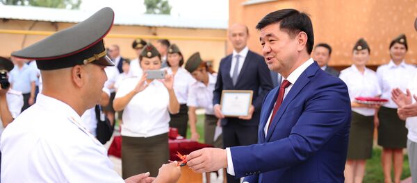 Премьер Мухаммедкалый Абылгазиев вручил сотрудникам ГСИН ключи от квартир - Sputnik Кыргызстан