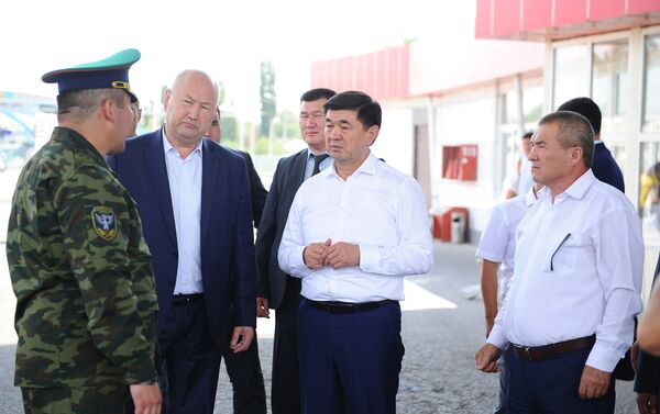 Премьер-министр Мухаммедкалый Абылгазиев посетил КПП Ак-Жол на кыргызско-казахской границе и дал ряд поручений относительно его реконструкции - Sputnik Кыргызстан