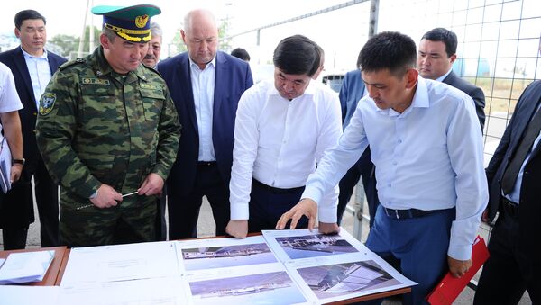 Премьер-министр Мухаммедкалый Абылгазиев посетил КПП Ак-Жол - Sputnik Кыргызстан