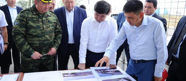 Премьер-министр Мухаммедкалый Абылгазиев посетил КПП Ак-Жол - Sputnik Кыргызстан