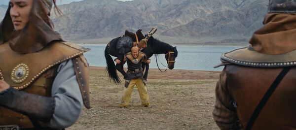 Атты көтөрүп кеткен жигит. Көчмөндөр оюнунун дагы бир ролиги чыкты - Sputnik Кыргызстан