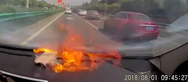 iPhone кантип жарылып, жалындап күйдү. Видео - Sputnik Кыргызстан