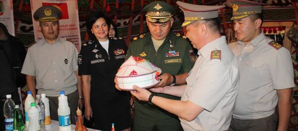 Кыргызстанские военные подарили министру обороны РФ Сергею Шойгу юрту - Sputnik Кыргызстан