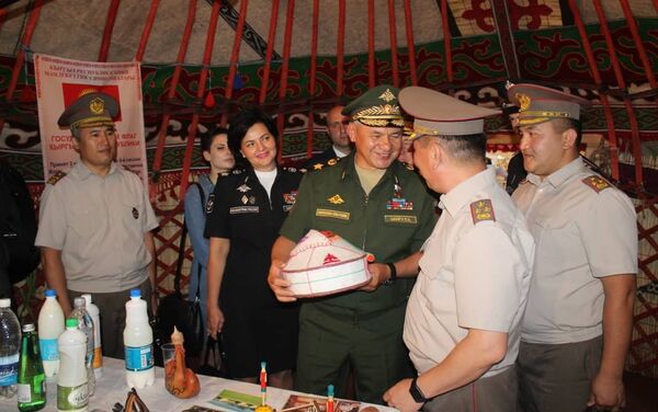 Кыргызстанские военные подарили министру обороны РФ Сергею Шойгу юрту - Sputnik Кыргызстан