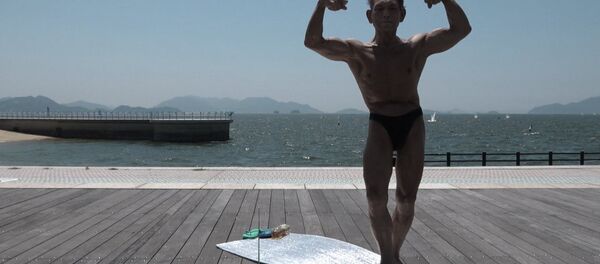 Кемпирине дем берген 82 жаштагы карыя бодибилдинг чеберине айланды. Видео - Sputnik Кыргызстан