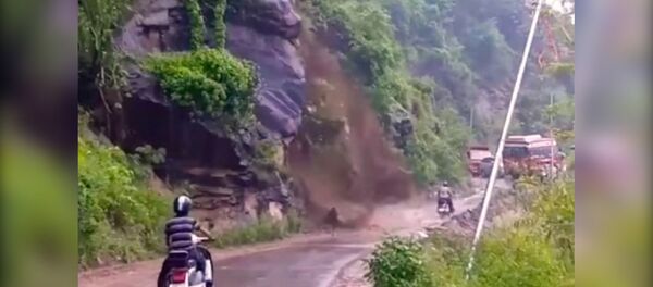 Все решили секунды — мотоциклист чудом не стал жертвой обвала. Видео - Sputnik Кыргызстан