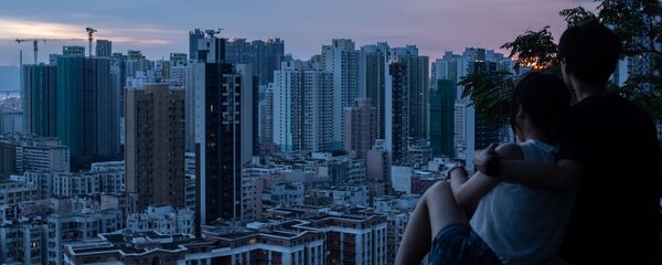 Кучакташып турган жаштар. Архив - Sputnik Кыргызстан