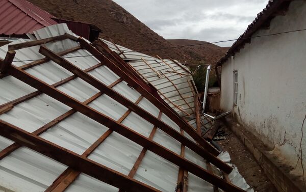 Порывы ветра сорвали крыши семи домов в Нарыне - Sputnik Кыргызстан