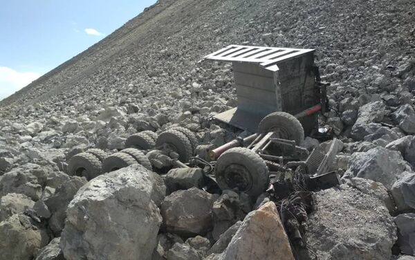 В селе Талды-Суу Алайского района Ошской области грузовик с водителем упал с обрыва - Sputnik Кыргызстан