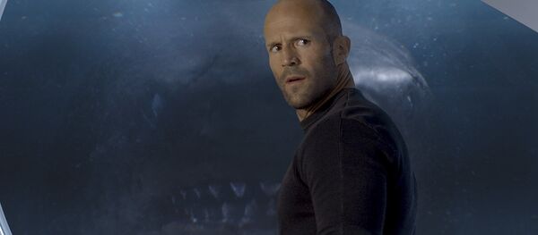 Фильм режиссера Джона Тертелтауба Мег: Монстр глубины - Sputnik Кыргызстан