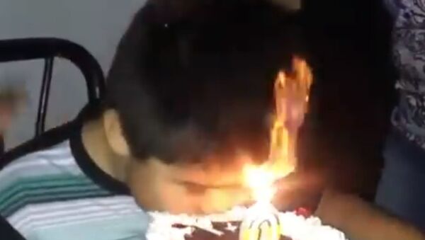 На своем дне рождения ребенок загорелся от свечи на торте. Видео - Sputnik Кыргызстан