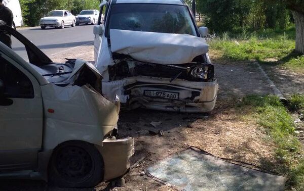 В результате лобового столкновения двух автомобилей в Ошской области погибла 10-летняя девочка, шесть человек пострадали - Sputnik Кыргызстан