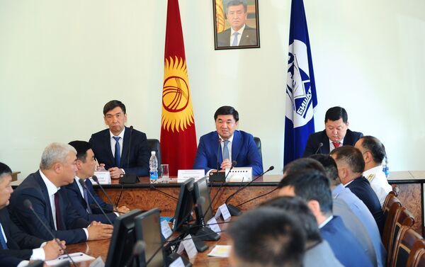 Премьер-министр КР Мухаммедкалый Абылгазиев представил коллективу мэрии Бишкека нового градоначальника Азиза Суракматова - Sputnik Кыргызстан
