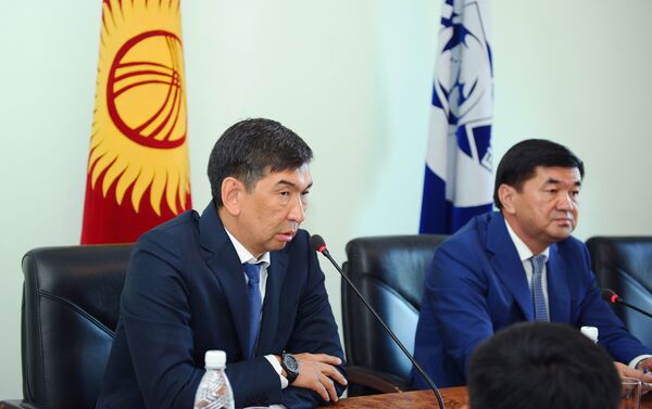 Премьер-министр Мухаммедкалый Абылгазиев бүгүн, 14-августта, Бишкек шаарынын мэриясынын жамаатына калаанын жаңы шайланган башчысы Азиз Суракматовду тааныштырды. - Sputnik Кыргызстан