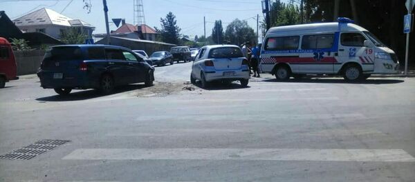 Бишкекте үч унаа кагышкан жол кырсыгы болду Бишкекте үч унаа кагышкан жол кырсыгы болду - Sputnik Кыргызстан