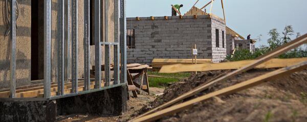 Строительство домов для пострадавших от паводка 2013 г. в Амурской области Строительство домов для пострадавших от паводка 2013 г. в Амурской области - Sputnik Кыргызстан