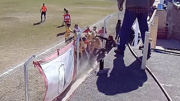 Футболистки устроили массовую драку. Видео из Аргентины - Sputnik Кыргызстан