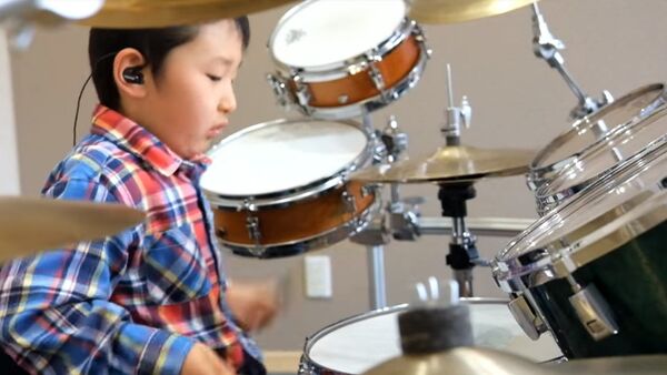 Шестилетний барабанщик покоряет соцсети своим мастерством — видео - Sputnik Кыргызстан