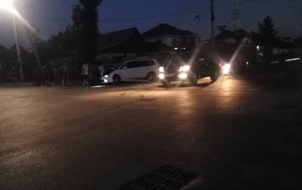 На пересечении улиц Орозбекова и Ленинградской в Бишкеке столкнулись автомобили Honda Odyssey и Honda Fit - Sputnik Кыргызстан