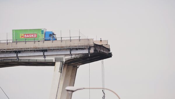 Обрушение автомобильного моста в Генуе - Sputnik Кыргызстан