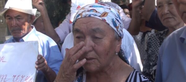 Он не виноват! Мать Албека Ибраимова просит его отпустить — видео - Sputnik Кыргызстан