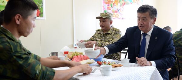 Аталык мээрим менен жоокерге тамак сунган Сооронбай Жээнбеков Аталык мээрим менен жоокерге тамак сунган Сооронбай Жээнбеков - Sputnik Кыргызстан