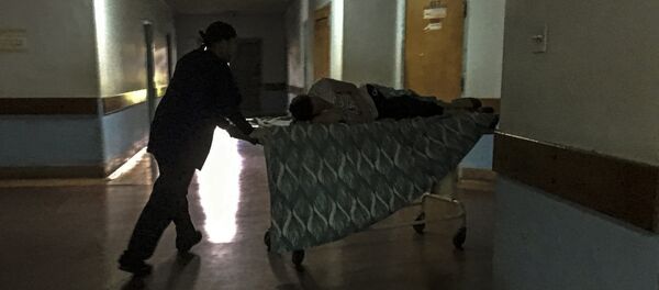 Медсестра толкает каталку с пациентом в больнице. Архивное фото - Sputnik Кыргызстан