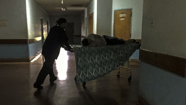 Медсестра толкает каталку с пациентом в больнице. Архивное фото - Sputnik Кыргызстан