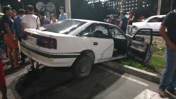 Столкновение Mazda 626 и Land Cruiser в Бишкеке - Sputnik Кыргызстан