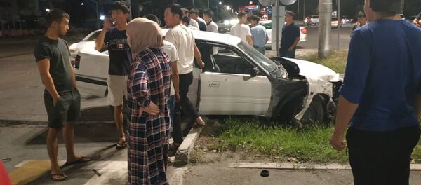 Бишкекте жол тандабас урган Mazda арыкка кирип кетти. Күбөнүн видеосу Бишкекте жол тандабас урган Mazda арыкка кирип кетти. Күбөнүн видеосу - Sputnik Кыргызстан