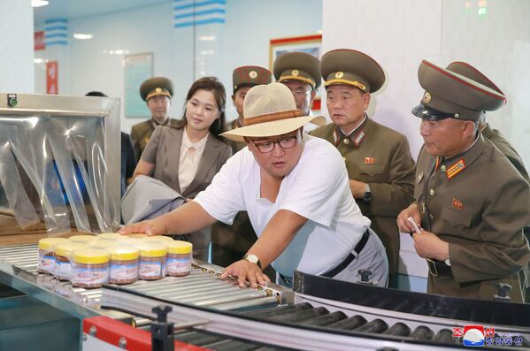 Визит лидера КНДР Ким Чен Ын на фабрику - Sputnik Кыргызстан