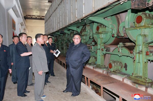 Визит лидера КНДР Ким Чен Ына на завод в Синыйджу - Sputnik Кыргызстан