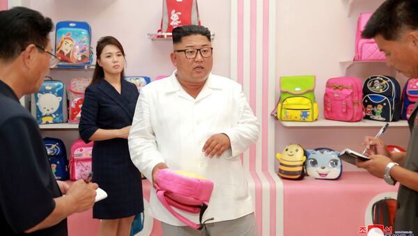 Лидер КНДР Ким Чен Ын посетил фабрику сумок в Вонсане - Sputnik Кыргызстан