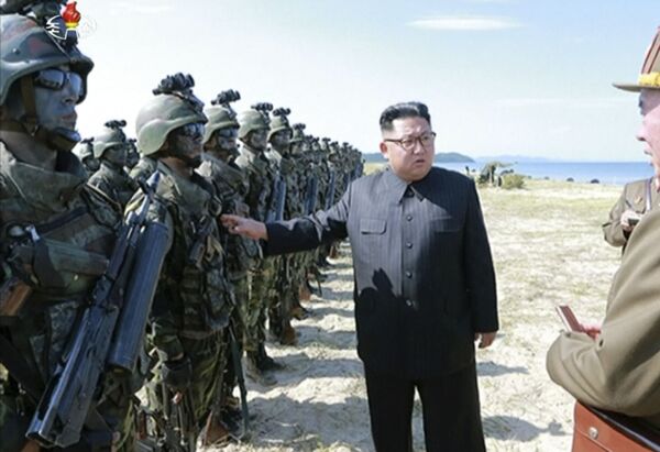 Инспекция солдат лидером КНДР Ким Чен Ына в Северной Корее - Sputnik Кыргызстан