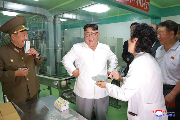 Лидер КНДР Ким Чен Ын на фабрике - Sputnik Кыргызстан