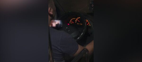 В Бишкеке маршруточник смотрел порно за рулем на глазах у пассажиров — видео - Sputnik Кыргызстан
